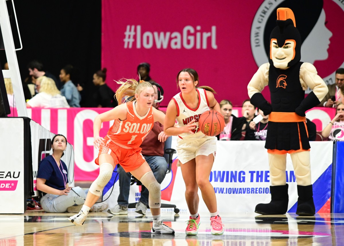 Solon's Kobi Lietz (left) defends Estherville Lincoln Central's Jasey Anderson (right) during the Class 3A state championship game at Wells Fargo Arena in Des Moines on Friday. (Photo by Ryan Timmerman)
